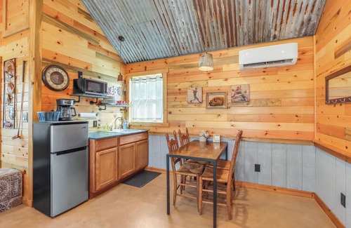Wimberley Cabin | Wimberley Sports Cottage w/Firepit & Pickleball