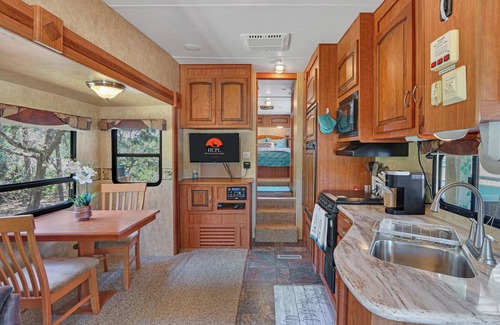 Wimberley House | Windmill Ranch- Glamping Star RV I Hot tub, stargazing