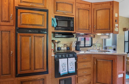 Wimberley House | Windmill Ranch- Glamping Star RV I Hot tub, stargazing