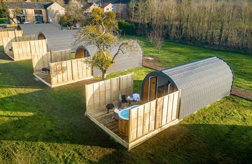Wells Cabin | Windsor, Apple Tree Glamping - a chalet that sleeps 2 guests in 1 bedroom