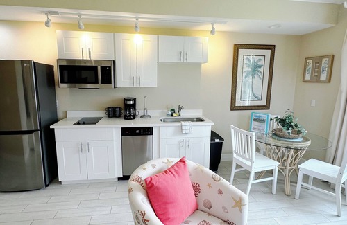 Osprey Apartment | Windsor Lodge Unit 19, studio, 1BR/1BA, close to the Beaches, pool access