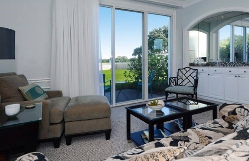 Osprey Apartment | Windsor Lodge Unit 3, studio, close to beaches, pool