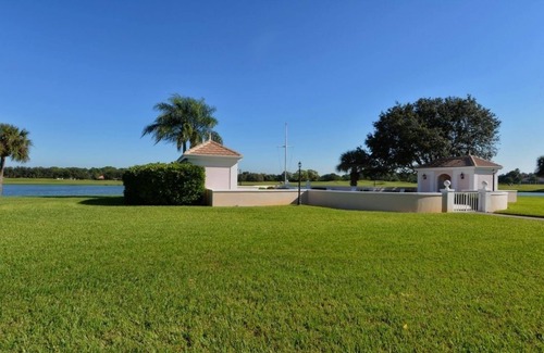 Osprey Apartment | Windsor Lodge Unit 3, studio, close to the beaches, pool access