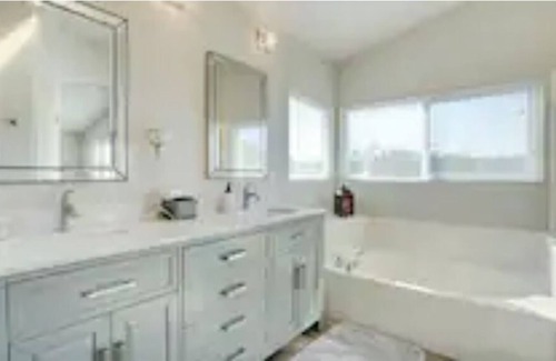 Windsor House | Wine Country Getaway with Hot Tub