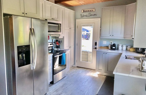 Point Roberts Cottage | Wine Down - Perfect Family getaway! 2 minutes from the beach!