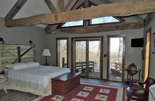 Treloar Bed & Breakfast | Wine Haus: charming cottage with breathtaking views of the Missouri River!