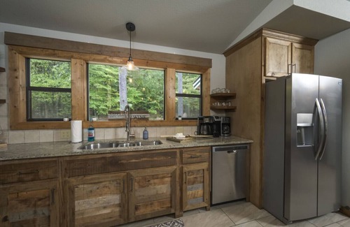 Broken Bow Cabin | Wine Time – Heated (Optional) Pool, Shuffleboard, Table Arcade, Play Set