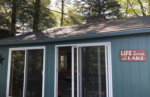 Moultonborough Cottage | Winnespaukee lake front rental with private beach