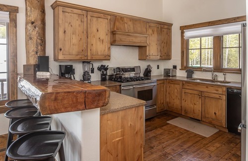 Spanish Peaks Cabin | Winter in Big Sky! Spanish Peaks Cabin with Ski-in/Ski-out Access! Hot Tub!