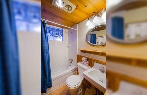 Twin Peaks Hotel | Winter Ski Chalet - Three-Bedroom | Five Beds | ¾ Bathroom | Sleeps Eight