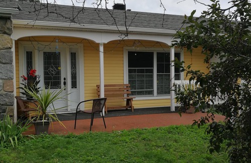 Cowansville House | winter special 220$/night.Charming Cottage, 20 min to ski resorts.