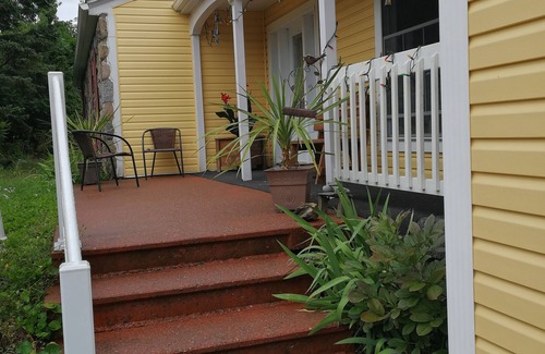 Cowansville House | winter special 220$/night.Charming Cottage, 20 min to ski resorts.