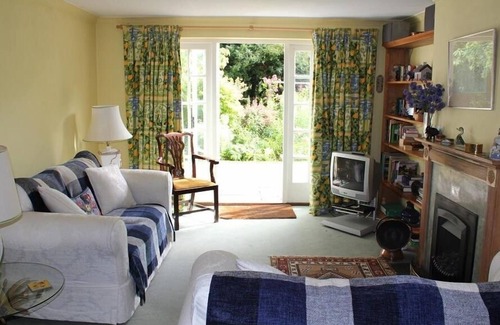 Chilmark Cottage | WINTERBOURNE COTTAGE, family friendly, with a garden in Chilmark
