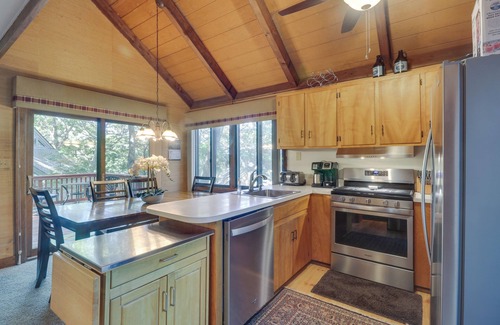 Treeloft House | Wintergreen Home w/Hot Tub, Deck & Mountain Views