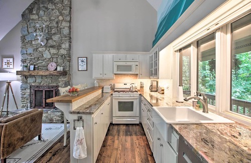 Treeloft Cottage | Wintergreen Resort Home w/2 Decks + Ski Access!