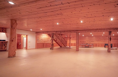 Cassville House | Wisconsin Log Cabin Lodge | Sleeps 16