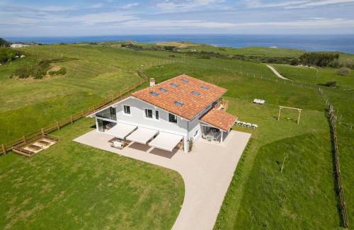 Prellezo Villa | Wishome- Increíble casa con vistas al mar y Picos de Europa - Piscina climatizada