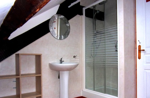 La Chapelle-de-Brain Cottage | Wisteria Barn, South Brittany barn, free bikes, WiFi, near village