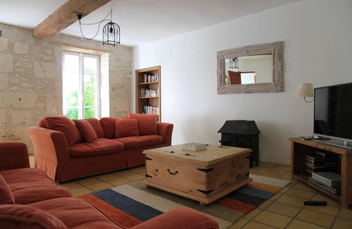 Mortagne-sur-Gironde Cottage | WISTERIA heated swimming pool surrounded by vineyards and not far from the beaches