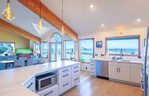 Bandon House | Wizard Hat Beach House: Awesome beach front vacation home with magical views