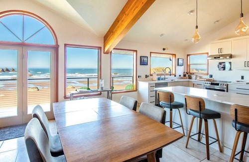 Bandon House | Wizard Hat Beach House: Awesome beach front vacation home with magical views