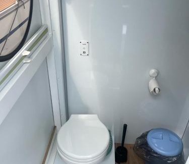 Bad Saarow Boat Rental | WOHLFÜHLBOOT Hausboot - Festlieger im Hafen Bad Saarow - WC an Bord, Dusche an Land