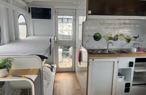 Bad Saarow Boat Rental | WOHLFÜHLBOOT Hausboot - Festlieger im Hafen Bad Saarow - WC an Bord, Dusche an Land