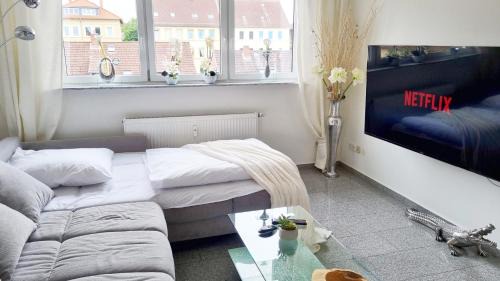 Western Ring Area Apartment | Wohnung Famous, 100qm, Klima, Loggia, 24h Checkin, bis 5 Personen