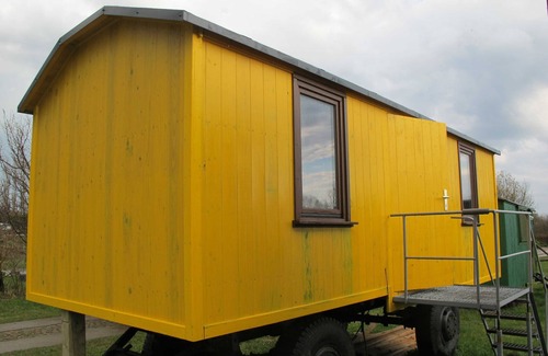 Buchberg Cabin | Wohnwagen 2 - Raum Rechts - Wohnwagen im Wangeliner Garten mit Sommerküchen - Nutzung