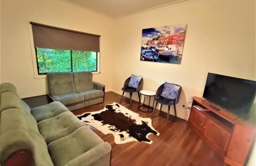Glenroy House | Wombat Cottage Albury