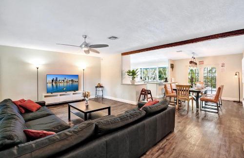 South Lake Villa | Wonderful 4BR and 3BA Villa Pool Jacuzzi near Beach