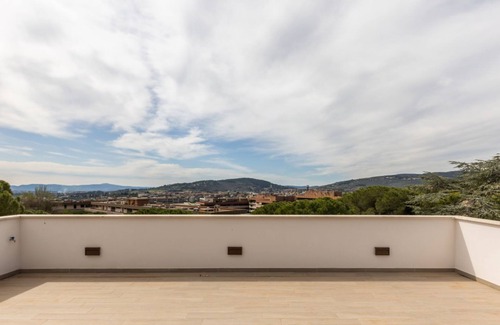 Perugia Apartment | Wonderful apartment that accommodates up to 4 people, on two levels and equipped with all comforts, including a large terrace overlooking the city and the hills. The accommodation is located in a modern condominium complex with a shared swimming pool and