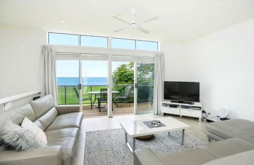Victor Harbor House | Wonderful Central Location Sea Views