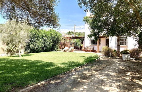 Zahora House | Wonderful holiday home with a big garden near the beach