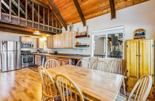 Cle Elum Cabin | Wonderful lakefront cabin & guesthouse with mountain view & private dock