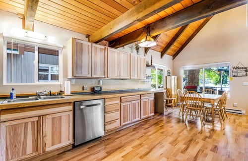 Cle Elum Cabin | Wonderful lakefront cabin & guesthouse with mountain view & private dock