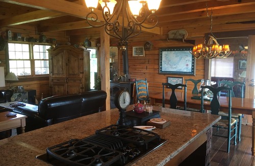 Glencoe House | Wonderful Oak Log Home on the Mississippi River