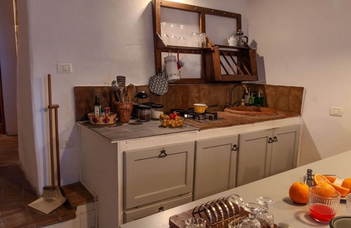 Pergine Valdarno House | Wonderful private villa for 2 people with hot tub, A/C, WIFI, TV and pets allowed, close to Arezzo
