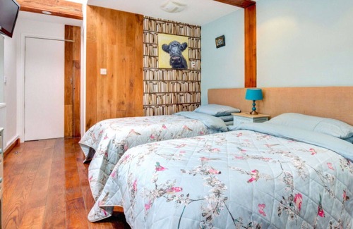 Llandysul House | Wonderful private villa for 4 guests with WIFI, hot tub, TV, patio, panoramic view and parking