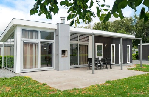 Dordtse Biesbosch House | Wonderful private villa for 4 guests with WIFI, pool, TV, terrace and parking