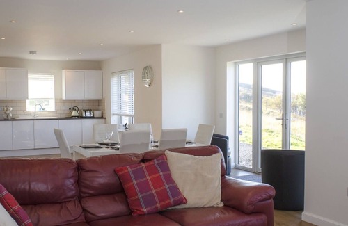 Tarskavaig House | Wonderful private villa for 6 people with TV, panoramic view and parking