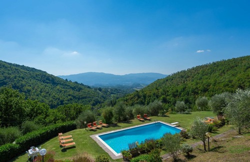 Vicchio House | Wonderful private villa for 10 people with WIFI, private pool, TV, patio and pets allowed