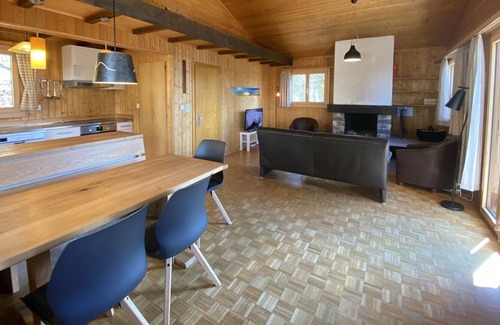 Bellwald House | Wonderful private villa for 6 guests with TV, balcony and parking