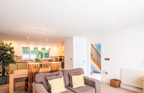 Carnon Downs House | Wonderful private villa for 4 people with pool, WIFI, TV, pets allowed and parking