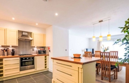 Carnon Downs House | Wonderful private villa for 4 people with pool, WIFI, TV, pets allowed and parking