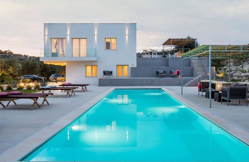 Avola Villa | Wonderful private villa with private pool, A/C, WIFI, TV, terrace, panoramic view and parking