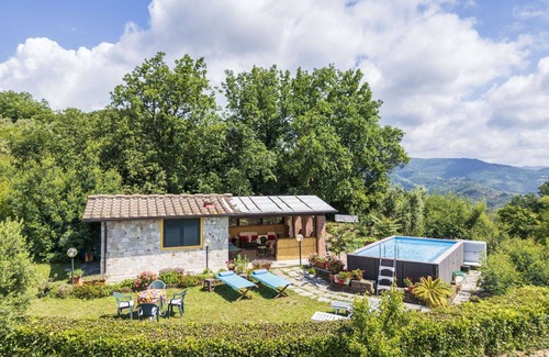 Uzzano Villa | Wonderful private villa for 5 people with WIFI, private pool and pets allowed