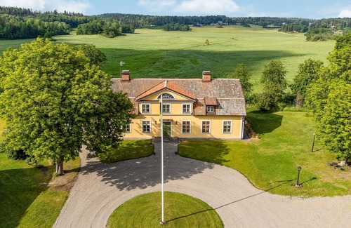 Holo House | Wonderful, sophisticated living experience in historic country estate.