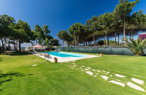 Capitana Villa | Wonderful villa with swimming pool by the sea