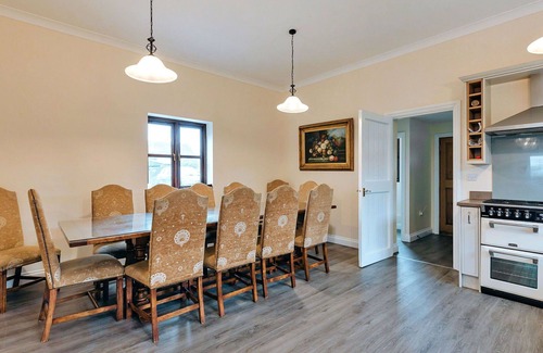 Craven Arms House | Wonderful villa for 12 people with WIFI, pool and terrace